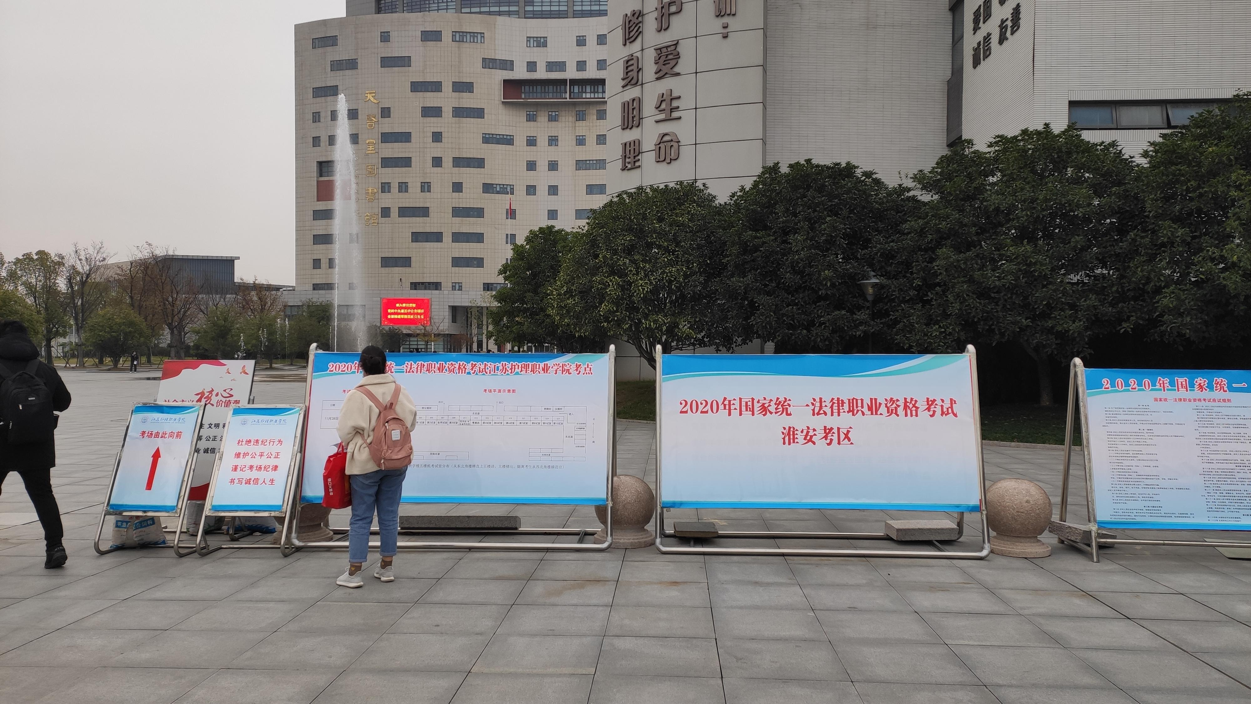 考场即将开放，考生在门口等待.jpg