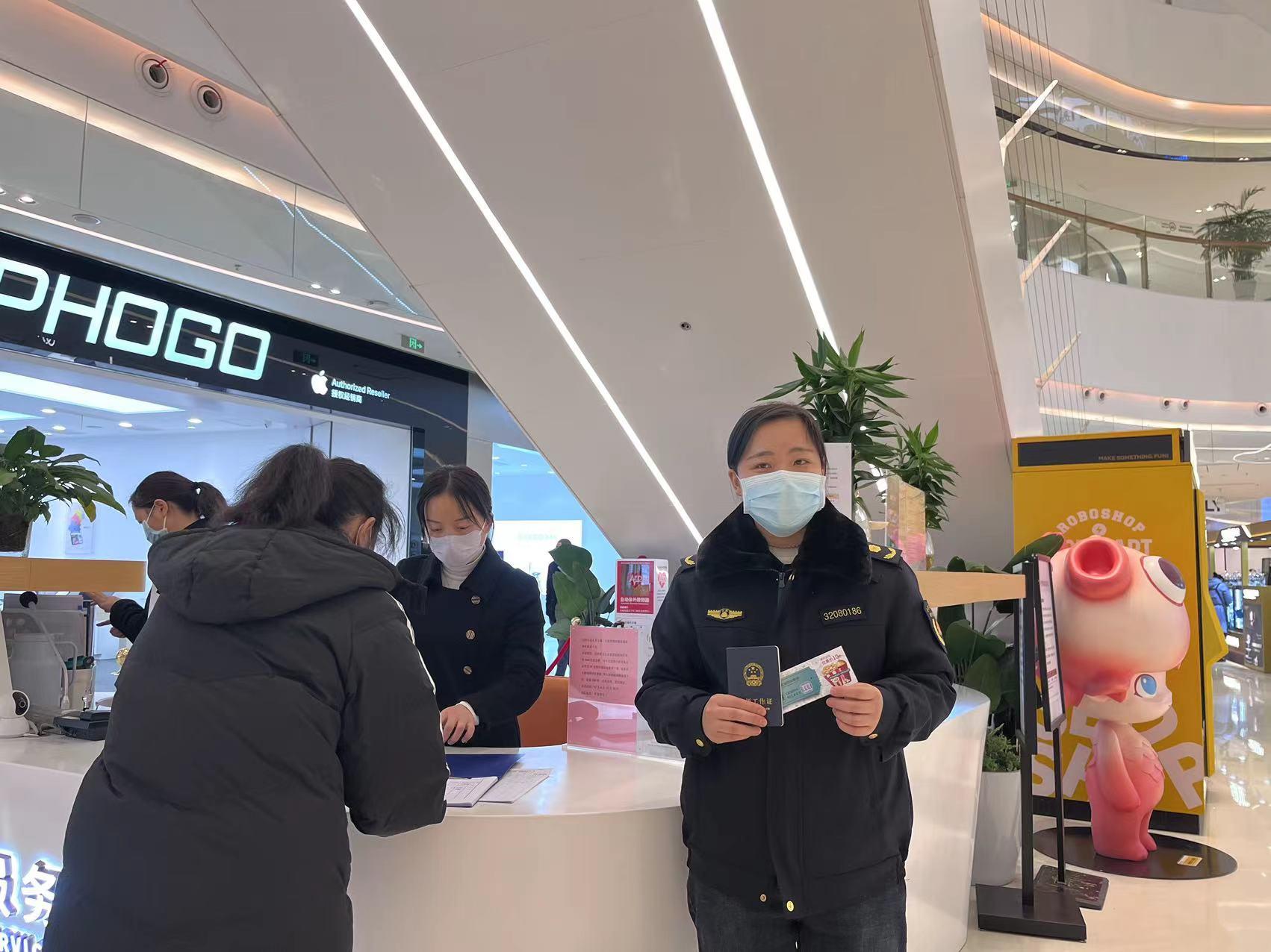 持证人员领取电影票.jpg